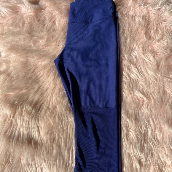 90 Degree Workout Capris with Mesh Panels - Picture 2 of 4